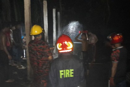 লক্ষ্মীপুরে আগুনে পুড়ল চার সহোদরের বসতঘর