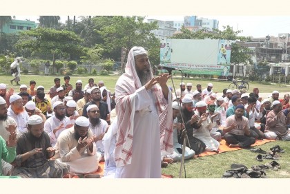 খুলনায় বৃষ্টির আশায় নামাজ আদায় করলেন মুসল্লিরা