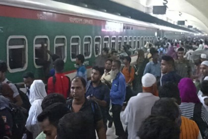 ট্রেনে স্ট্যান্ডিং টিকিটের জন্য কমলাপুরে যাত্রীদের ভিড়