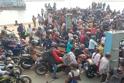 ঈদযাত্রায় শিমুলিয়া ঘাটে মোটরসাইকেলের ঢল