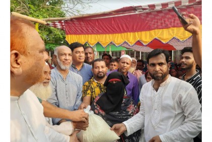 সোনাইমুড়ীতে দুস্থ মানুষের মাঝে ঈদ উপহার বিতরণ 