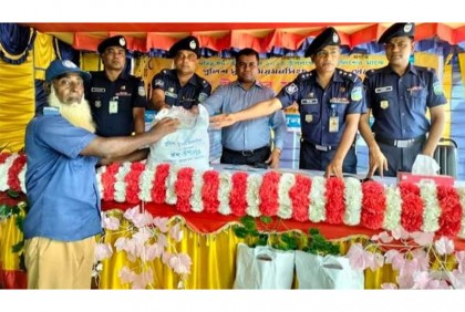 ফুলপুরে গ্রাম পুলিশের মাঝে ঈদ উপহার সামগ্রী বিতরণ 