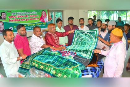 বগুড়ায় বিভিন্ন মসজিদে ডিজিটাল ঘড়ি বিতরণ