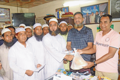 বগুড়ায় ইমাম ও মুয়াজ্জিনদের মাঝে ঈদ উপহার প্রদান