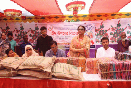 নরসিংদীতে ৫০০ পরিবারকে ঈদ উপহার দিলেন জাতীয় প্রেস ক্লাব সভাপতি