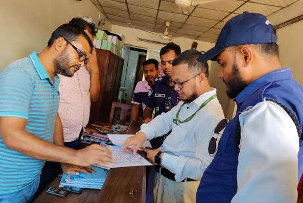 চুয়াডাঙ্গায় বাড়তি ভাড়া আদায় প্রতিরোধে অভিযান