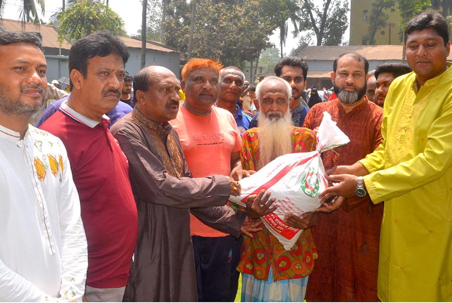 বগুড়ায় দুস্থদের মাঝে ঈদ সামগ্রী বিতরণ