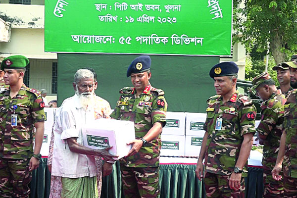 সেনাবাহিনী প্রধানের পক্ষ থেকে দুস্থদের মধ্যে ঈদ উপহারসামগ্রী বিতরণ