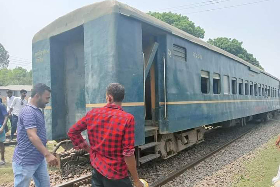 লালমনিরহাটে ট্রেনের বগি লাইনচ্যুত, রেল যোগাযোগ বন্ধ

