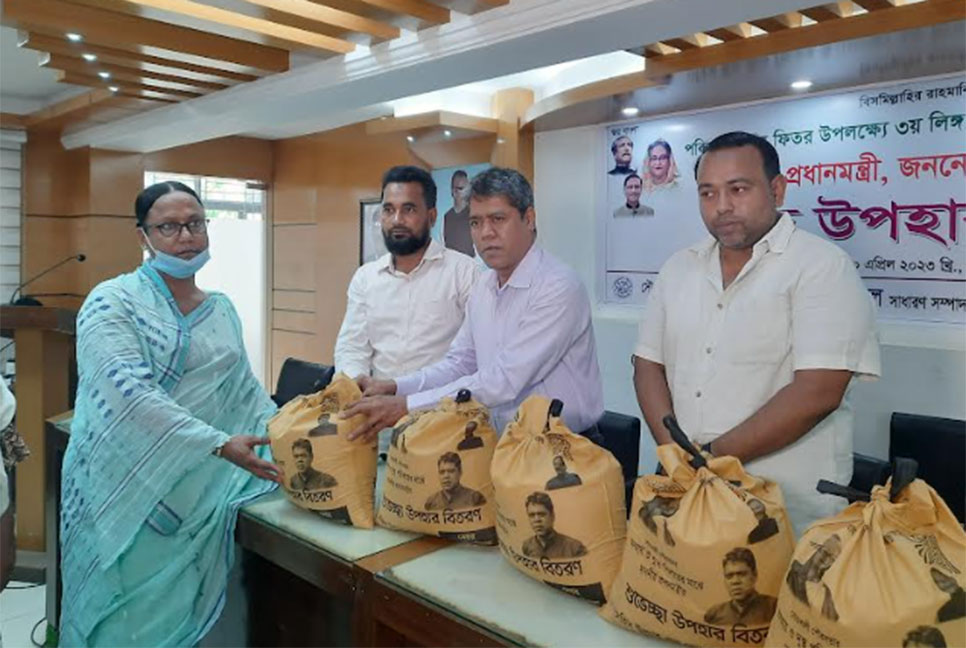নোয়াখালীতে ৩ শতাধিক মানুষের মাঝে ঈদ উপহার ও খাদ্য সামগ্রী বিতরণ