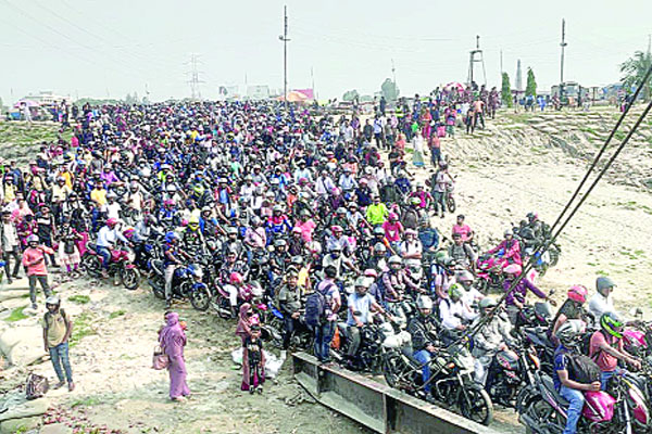 মোটরসাইকেলের দীর্ঘ সারি