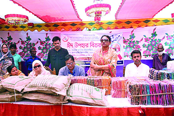 নরসিংদীতে জাতীয় প্রেস ক্লাব সভাপতির ঈদ উপহার
