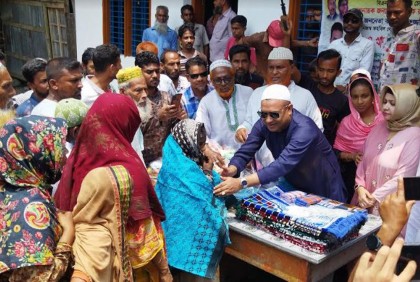 মোরেলগঞ্জে বিএনপি'র উদ্যোগে ঈদবস্ত্র বিতরণ