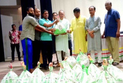 রাবিতে ঈদ উপহার সামগ্রী বিতরণ 

