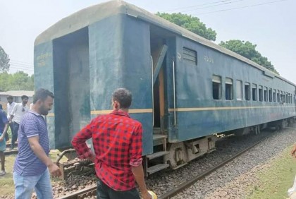 লালমনিরহাটে ট্রেনের বগি লাইনচ্যুত, রেল যোগাযোগ বন্ধ

