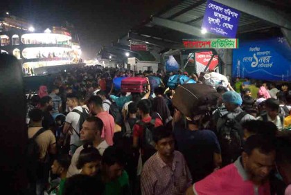 সদরঘাটে ঘরমুখো মানুষের উপচে পড়া ভিড়