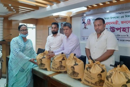 নোয়াখালীতে ৩ শতাধিক মানুষের মাঝে ঈদ উপহার ও খাদ্য সামগ্রী বিতরণ