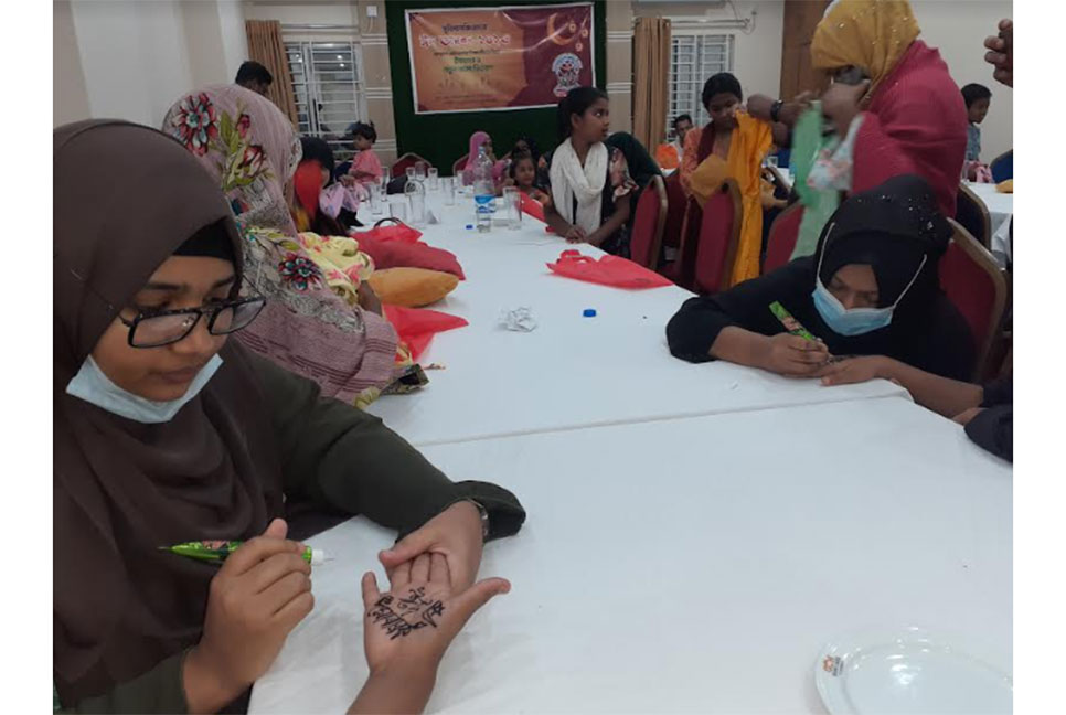 পথশিশুদের গায়ে নতুন জামা, হাতে রঙিন মেহেদী