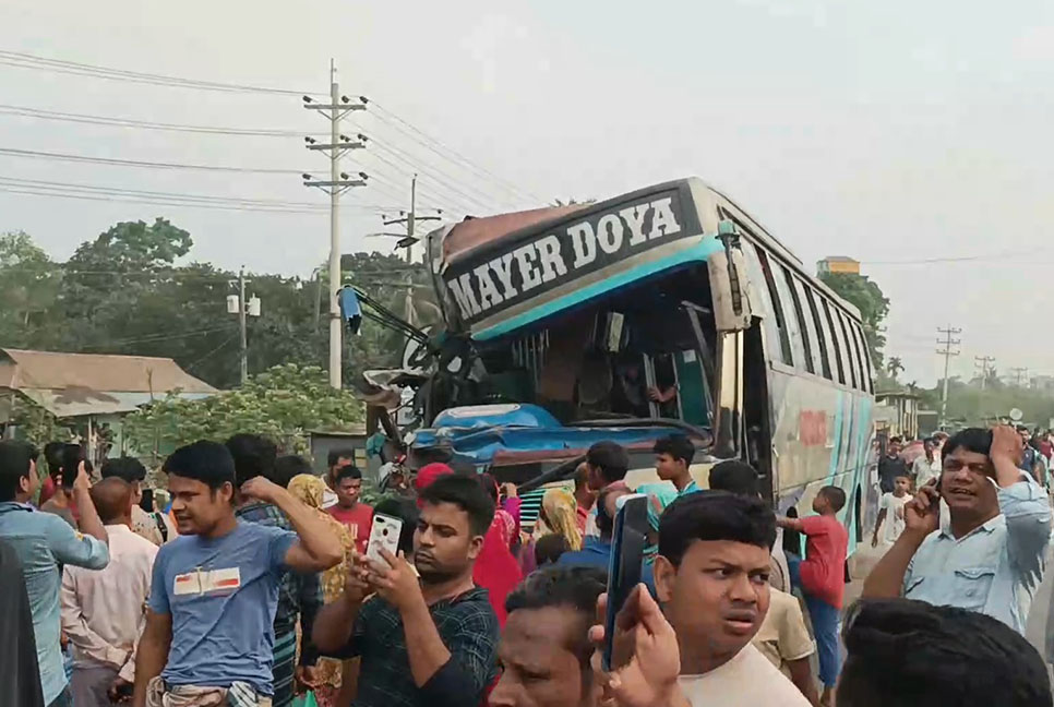 শিবপুরে দুই বাসের মুখোমুখি সংঘর্ষে শ্রমিক নিহত