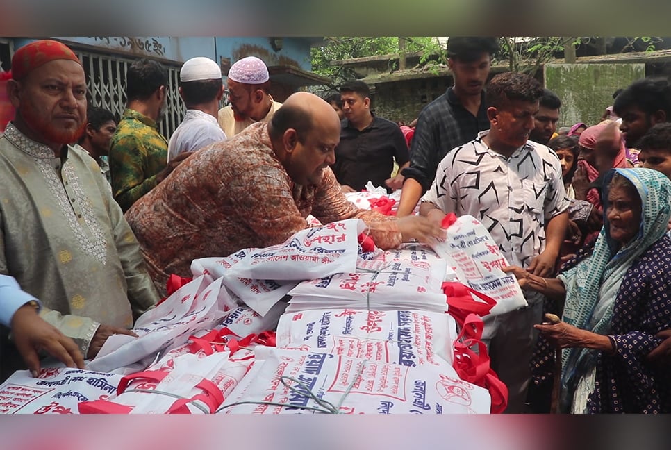 রায়পুরায় অসহায় ও দুস্থদের মাঝে প্রধানমন্ত্রীর ঈদ উপহার বিতরণ