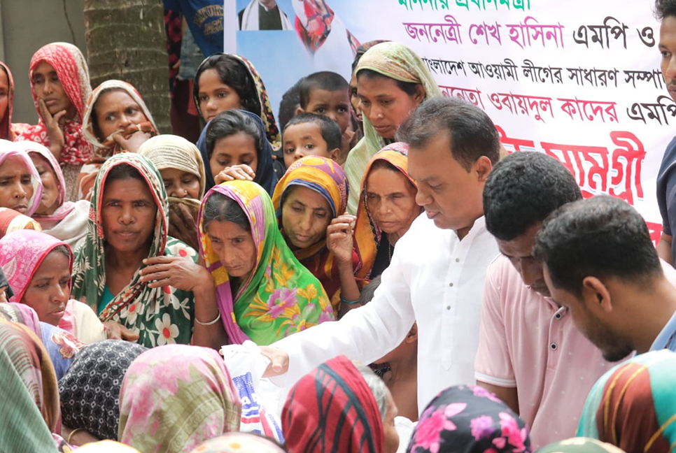 হাতিয়ায় দরিদ্রদের মাঝে প্রধানমন্ত্রীর ঈদ উপহার বিতরণ