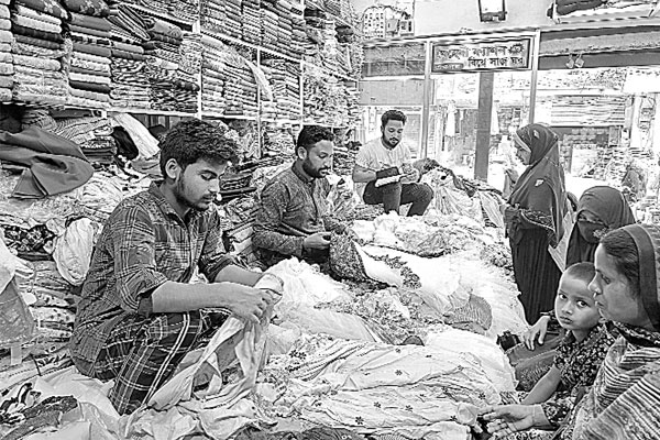 শেষ মুহূর্তের বেচাকেনায় খুশি ব্যবসায়ীরা