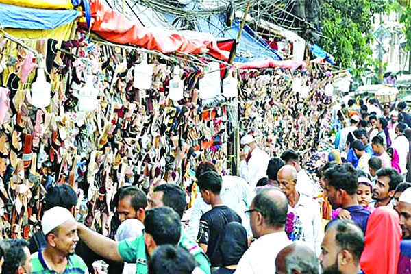 চট্টগ্রামে জমজমাট শেষ মুহূর্তে ফুটপাতের কেনাকাটা