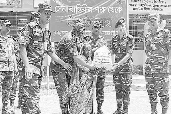 চার জেলায় সেনাবাহিনীর খাদ্য বিতরণ