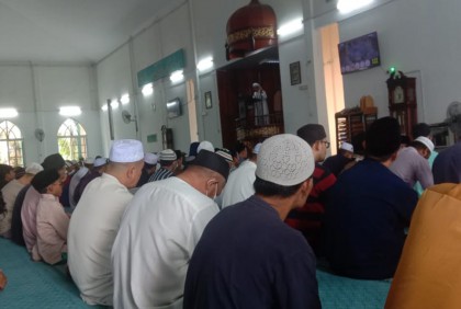জুমাতুল বিদায় অংশ নিতে মালয়েশিয়ার মসজিদে মসজিদে মুসুল্লিদের ঢল

