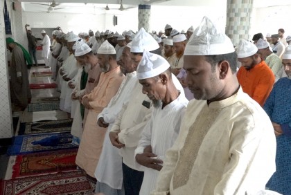 বরিশালে ঈদ উদযাপন করলেন চন্দনাইশ দরবার শরীফের অনুসারীরা