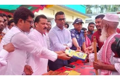 ফুলপুরে দরিদ্রদের মাঝে ঈদ উপহার বিতরণ 