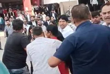 এবার ভারতের আদালতে আইনজীবীর পোশাকে দুষ্কৃতির গুলি