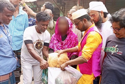 বগুড়ায় অসহায়দের মাঝে ঈদ সামগ্রী বিতরণ হিরো আলমের 