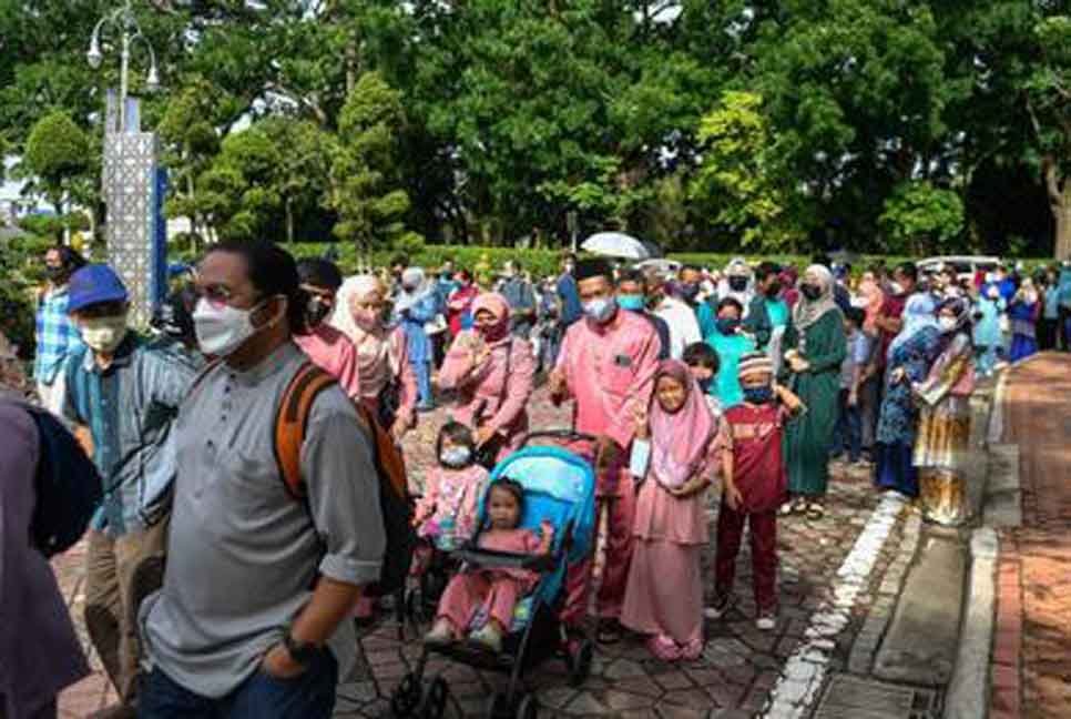 মালয়েশিয়ায় পবিত্র ঈদুল ফিতর উদযাপন