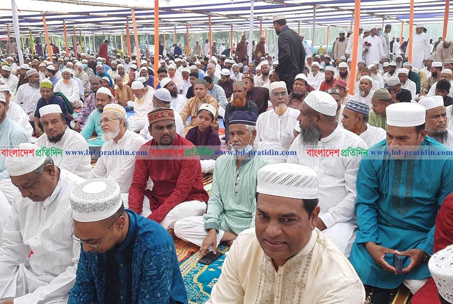 বরগুনায় সার্কিট হাউস মাঠে ঈদের প্রধান জামাত অনুষ্ঠিত