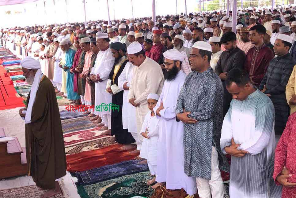 রাজশাহীতে ঈদের প্রধান জামাতে বৃষ্টির জন্য প্রার্থনা