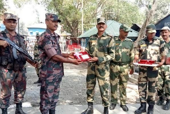 হিলি সীমান্তে বিজিবি-বিএসএফের ঈদ শুভেচ্ছা বিনিময়
