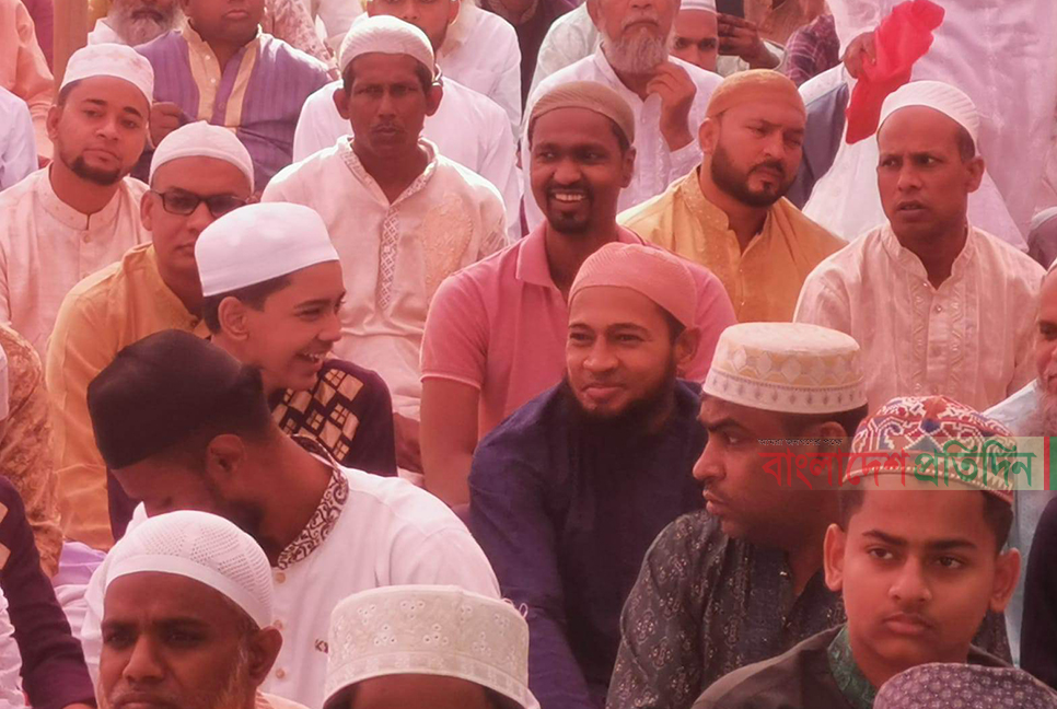 নিজ শহরে মুশফিকের ঈদের নামাজ আদায়