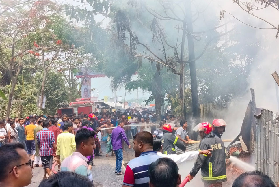 মোরেলগঞ্জে ভাঙ্গারি গুদামে আগুন