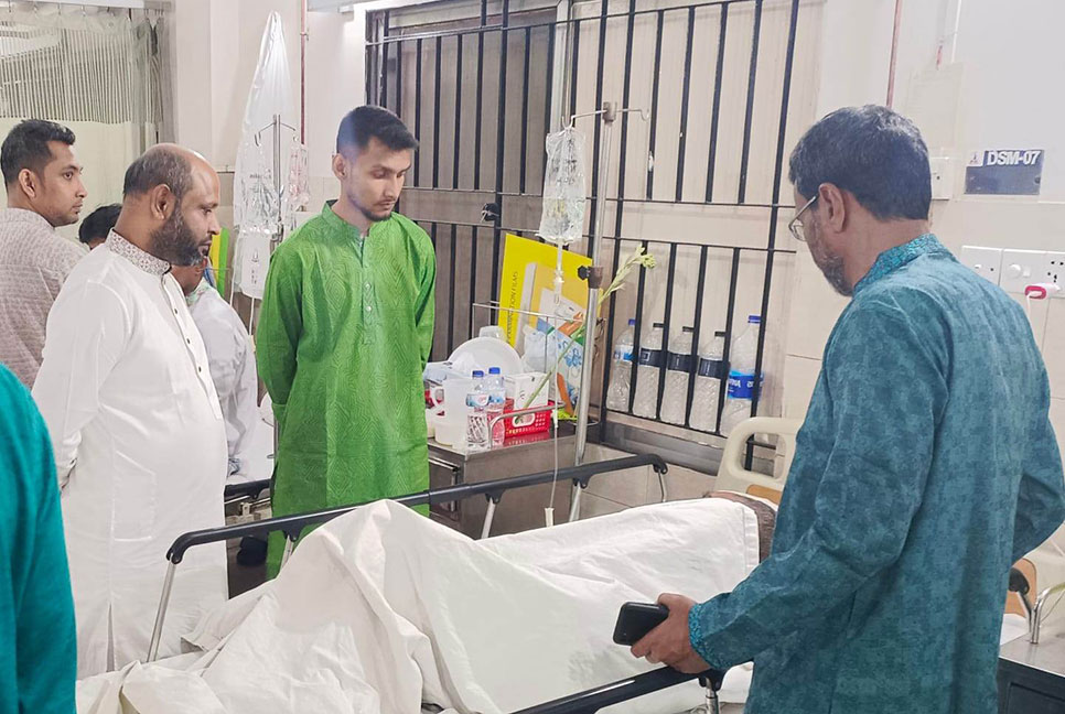 গুরুতর অসুস্থ মাওলা চৌধুরীর শয্যা পাশে কাজী মামুন