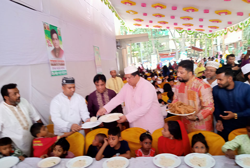 টঙ্গীতে পথশিশুদের মাঝে পোশাক ও খাবার বিতরণ