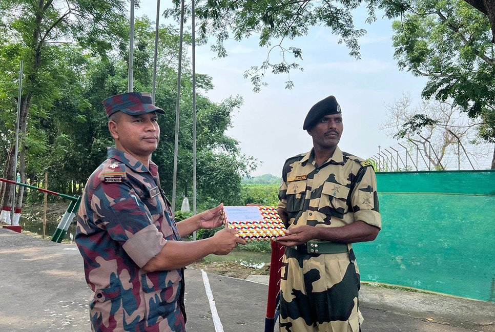 মিষ্টি দিয়ে বিজিবি-বিএসএফের ঈদ শুভেচ্ছা বিনিময়