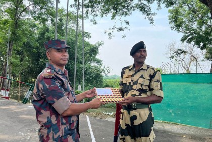 মিষ্টি দিয়ে বিজিবি-বিএসএফের ঈদ শুভেচ্ছা বিনিময়
