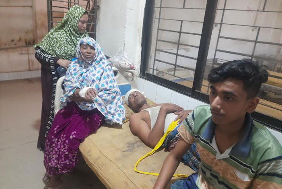 সোনাইমুড়িতে সন্ত্রাসী হামলায় আহত ৫