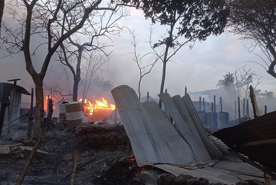 নাটোরে আগুনে পুড়ে গেছে ২০ বাড়ি