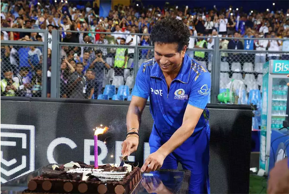 দু’দিন আগেই ৫০তম জন্মদিনের কেক কাটলেন টেন্ডুলকার