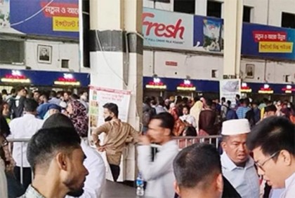 আজও কমলাপুরে ঘরমুখো মানুষের ভিড়