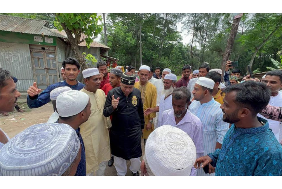 নোয়াখালীতে একরাম চৌধুরীর ঈদের শুভেচ্ছা বিনিময়