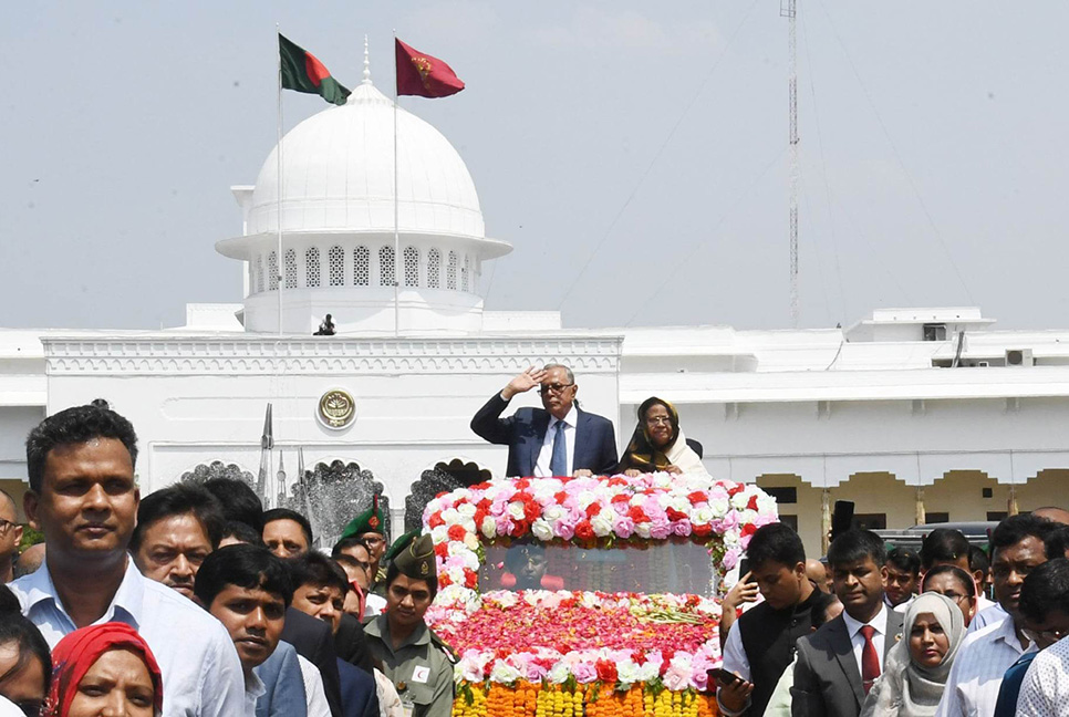 দেশের মানুষকে ভালোবেসে রাজনীতিবিদদের রাজনীতি করার আহ্বান বিদায়ী রাষ্ট্রপতির 

