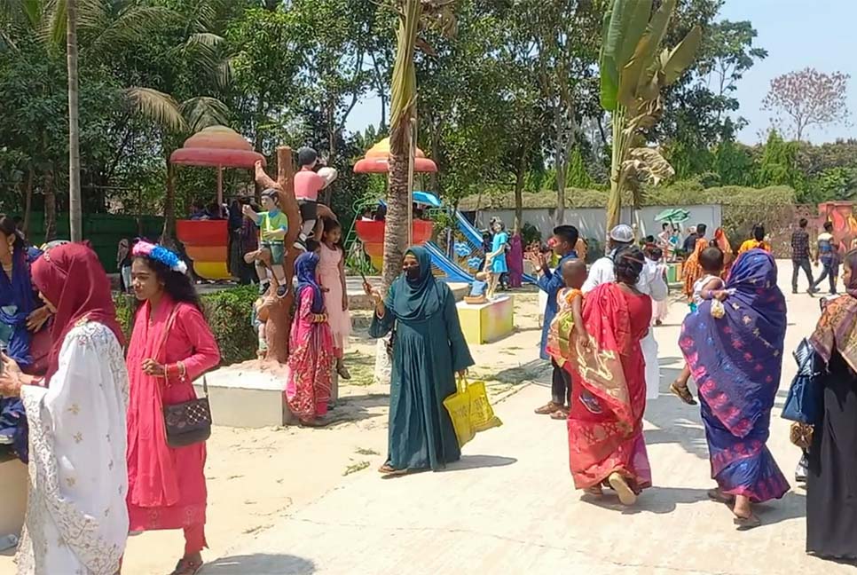 জয়পুরহাটের বিনোদন কেন্দ্রগুলোতে উপচেপড়া ভিড়


